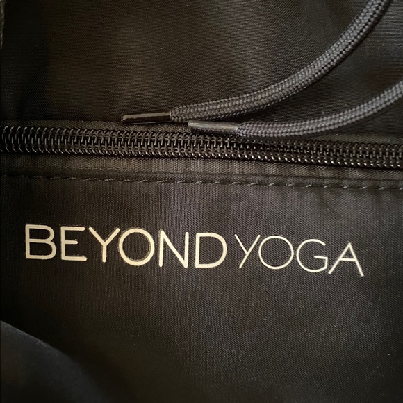 Beyond Yoga convertible gym bag backpack black pristine condition main image 10